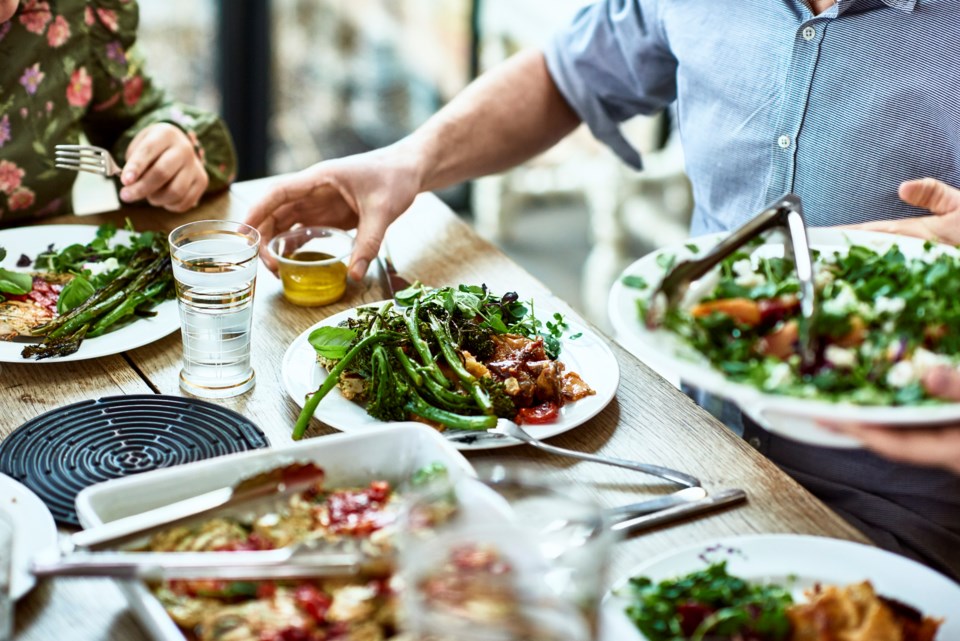dinner-party-gettyimages-1032617410