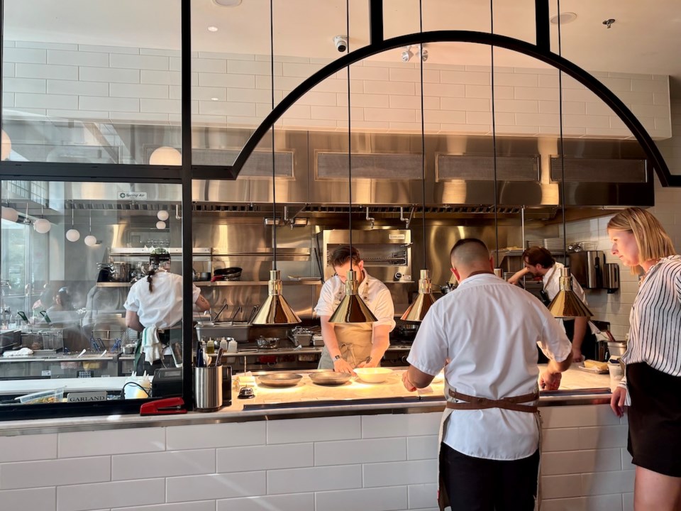folietta-restaurant-chefs-counter-kitchen