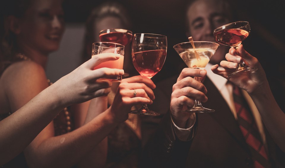 friends-cocktails-glasses-celebrate