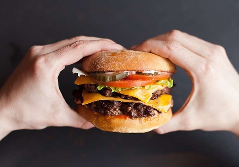 Monarch Burger: wyskakujący cheeseburger z przyczepą Rosie's BBQ