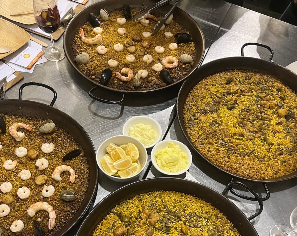 paella-guys-class-seafood-valencian