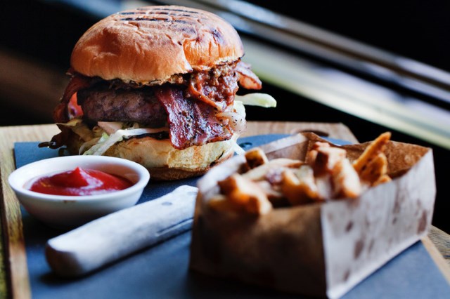 pourhouse-elk-venison-burger