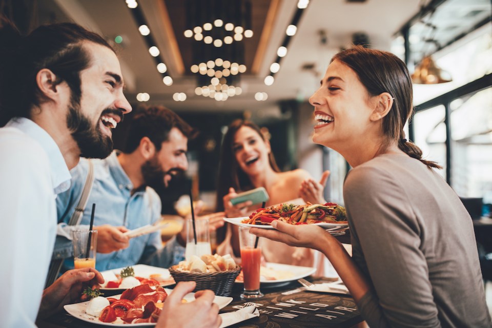 restaurant-table-dining-group-friends-eating