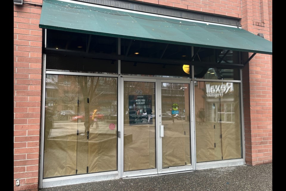 A sign on the Starbucks says the downtown 鶹ýӳlocation has closed permanently.
