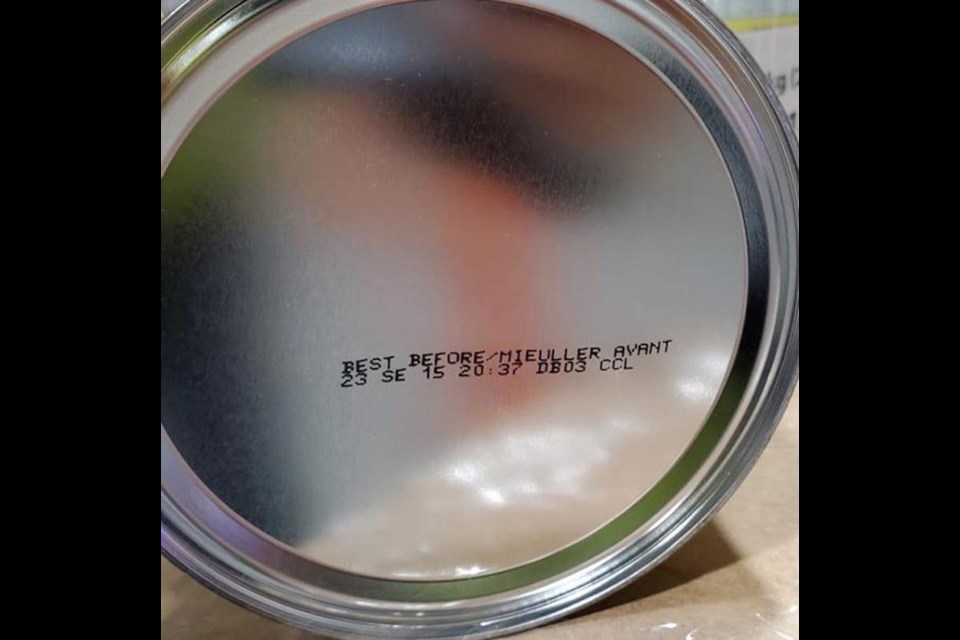 The Canadian Health Inspection Agency is notifying the public about a recall of fruit juice mixes due to the possible presence of glass in November 2021.