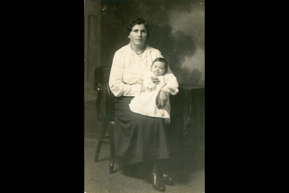 An unidentified Ukrainian woman with an infant in 1917. Reference code AM1688-S1-F5-: 2021-034.266