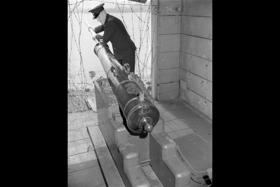 George Kilgour loading the Nine O'Clock Gun by Don Coltman (1943). 
AM1545-S3-: CVA 586-1187.