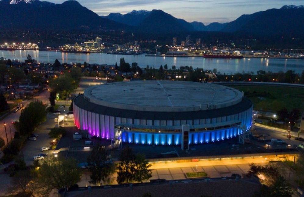 Pacific Coliseum en PNE se une a los monumentos iluminados de Vancouver