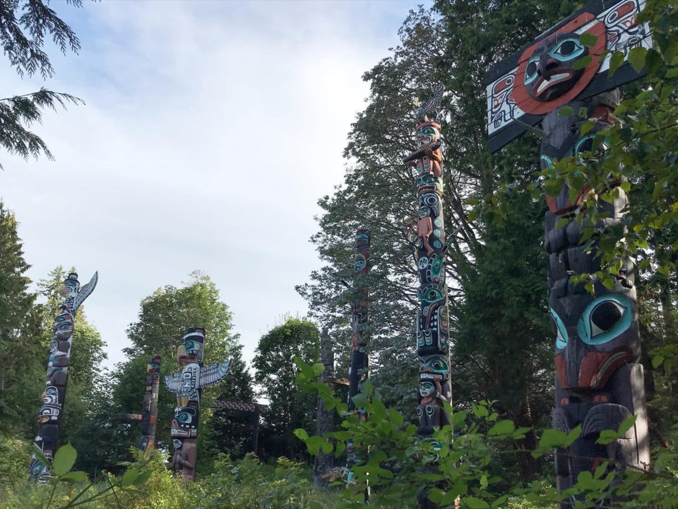 talking-totems-tour-stanley-park