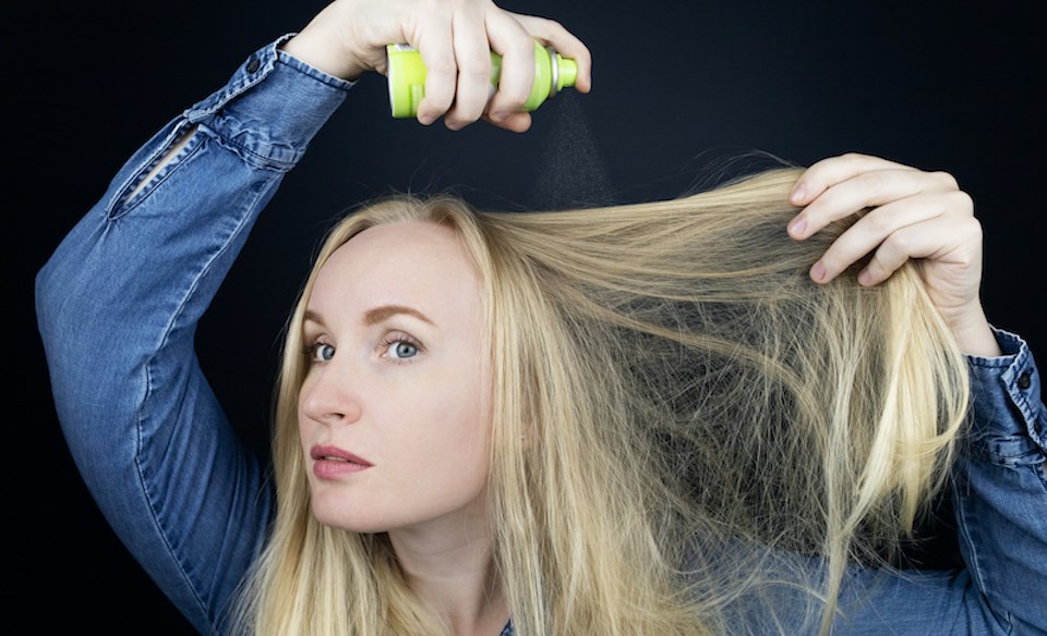 blonde-using-dry-shampoo