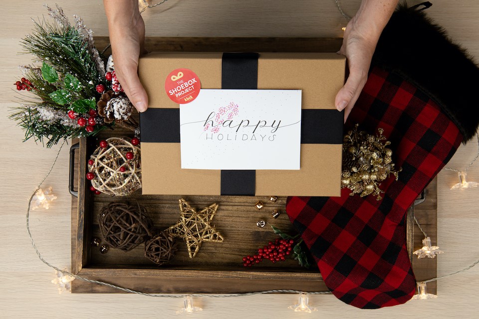 copy-of-holiday-shoebox-with-hands-klick-sticker