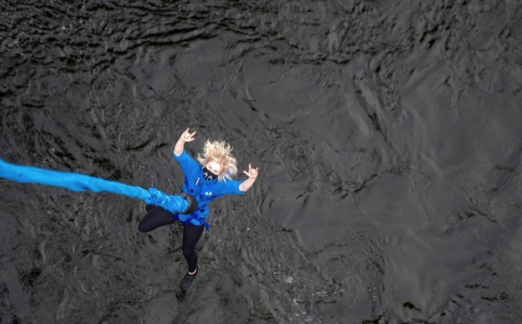 Watch Vancouver TikTok star @kallmekris bungee jump in Whistler