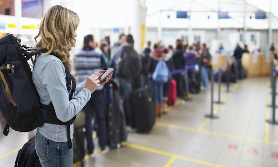 long-line-airline-people-waiting