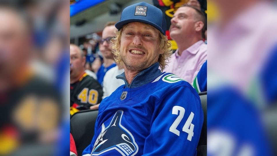 owen-wilson-vancouver-canucks-2024-rogers-arena