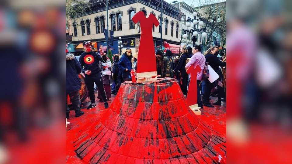 red-dress-replaces-toppled-gassy-jack-statue-in-vancouver