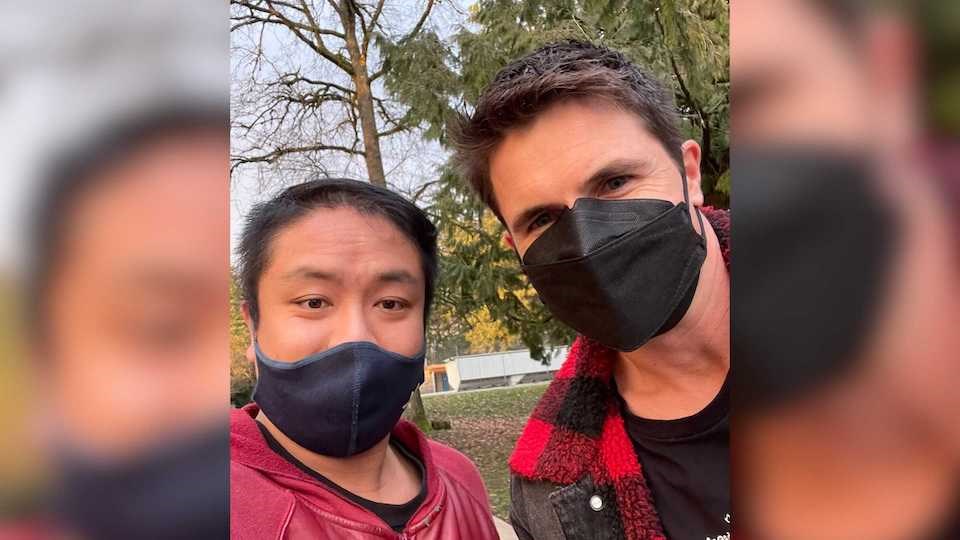 robbie-armel-meets-metro-vancouver-fan-on-set-of-flash-in-january-2022