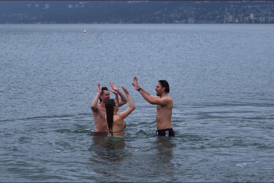 The trio are taking daily plunges at beaches around 鶹ýӳthrough February.