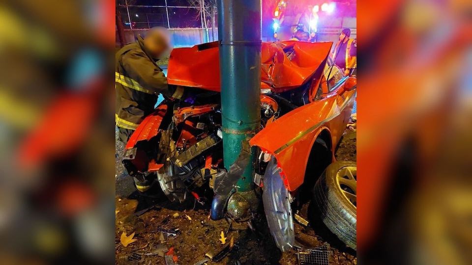 vancouver-police-crash-pole