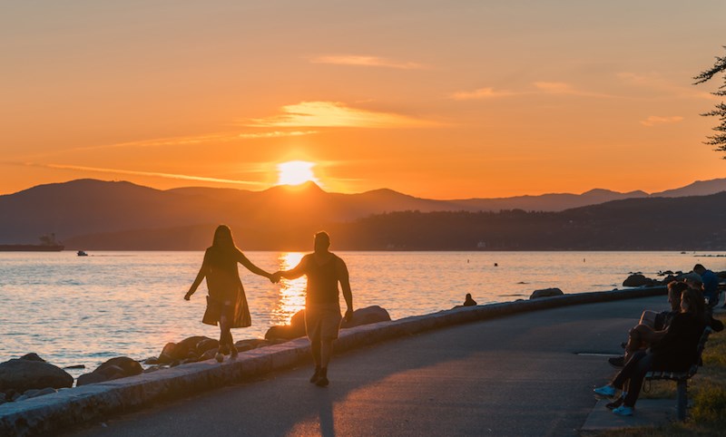 romantic-couple-sunset-vancouver