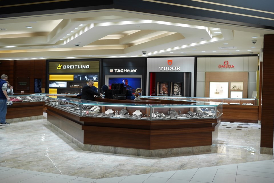 golden-tree-jewellers-interior-2