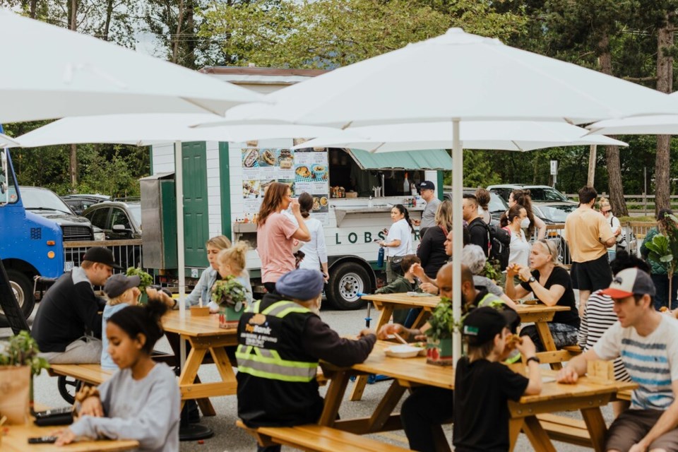 nosh-foodie-festival-picnic-tables