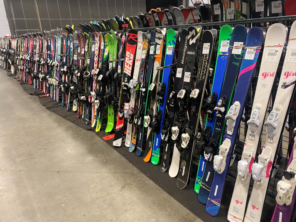 skis