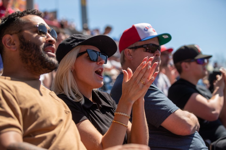 vancouver-canadians-fans