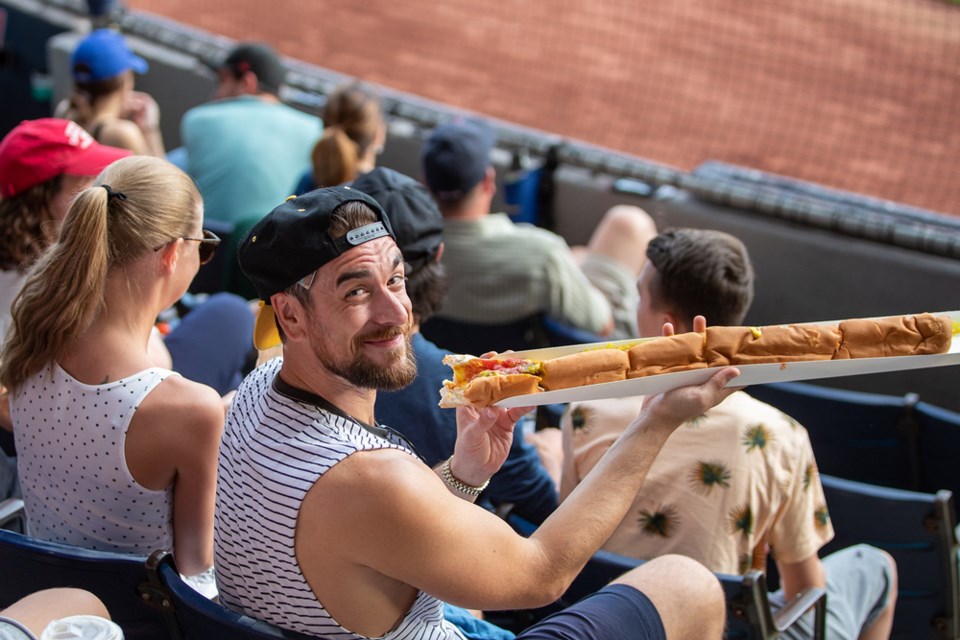 vancouver-canadians-hotdog