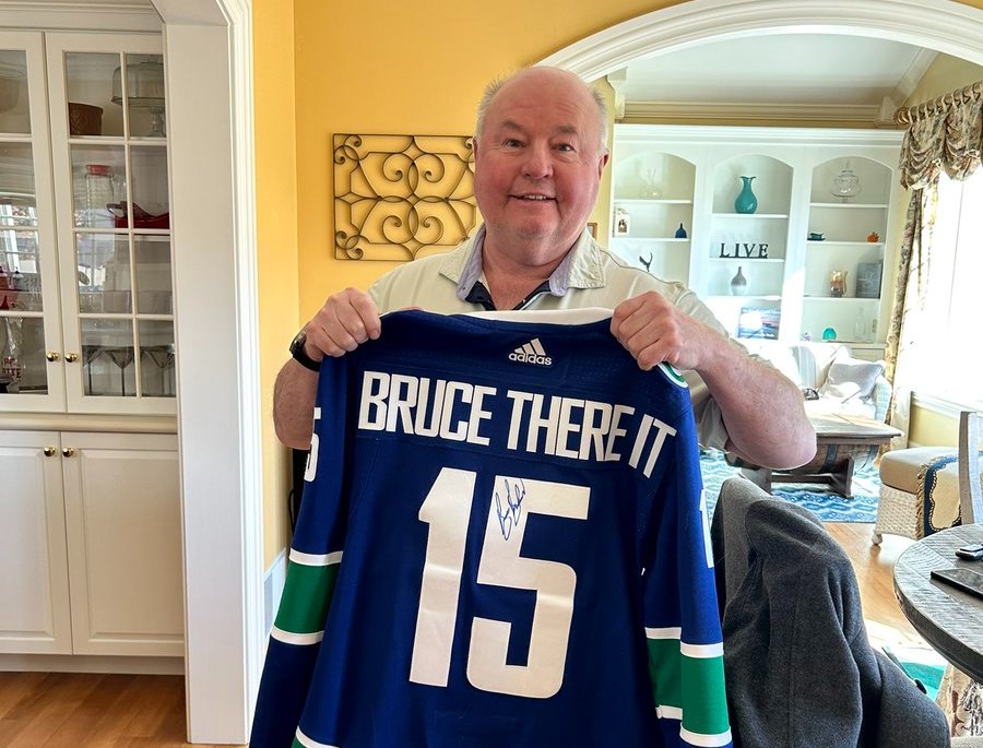Aficionado de los Canucks envía camiseta favorita de Boudreau ‘Bruce, ahí está’