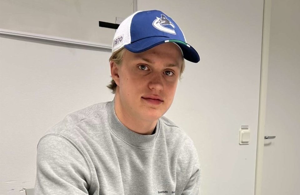 elias-pettersson-defenceman-signs-canucks-twitter