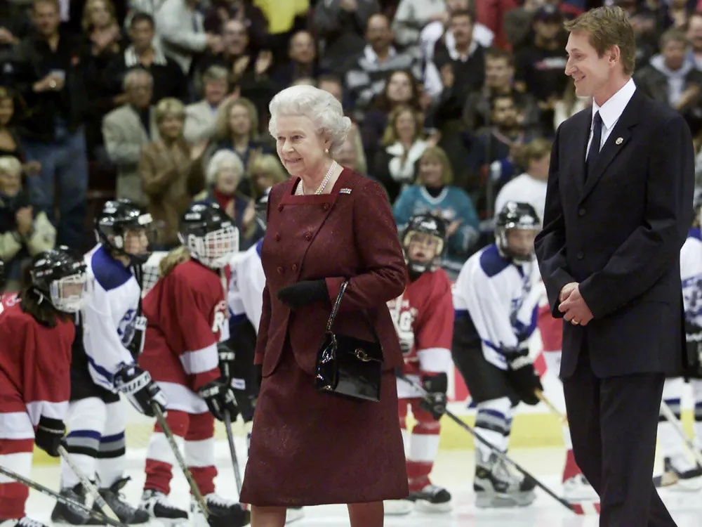 Dlaczego królowa Elżbieta II upuściła dysk w grze Canucks?
