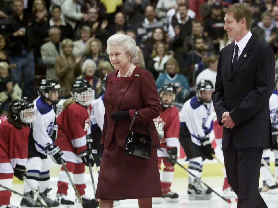 queen-elizabeth-wayne-gretzky-canucks-chuck-stoody-cp