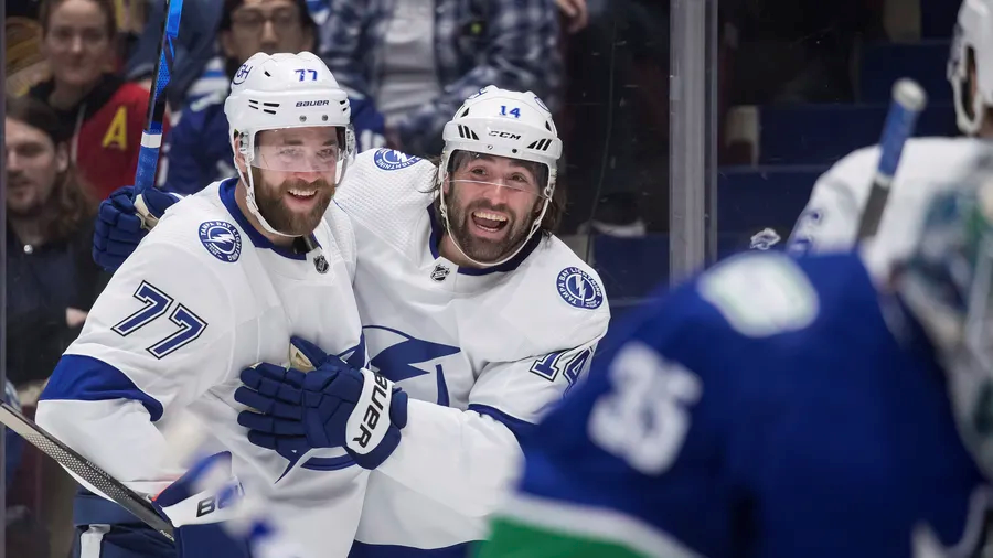 victor-hedman-pat-maroon-darryl-dyck-cp