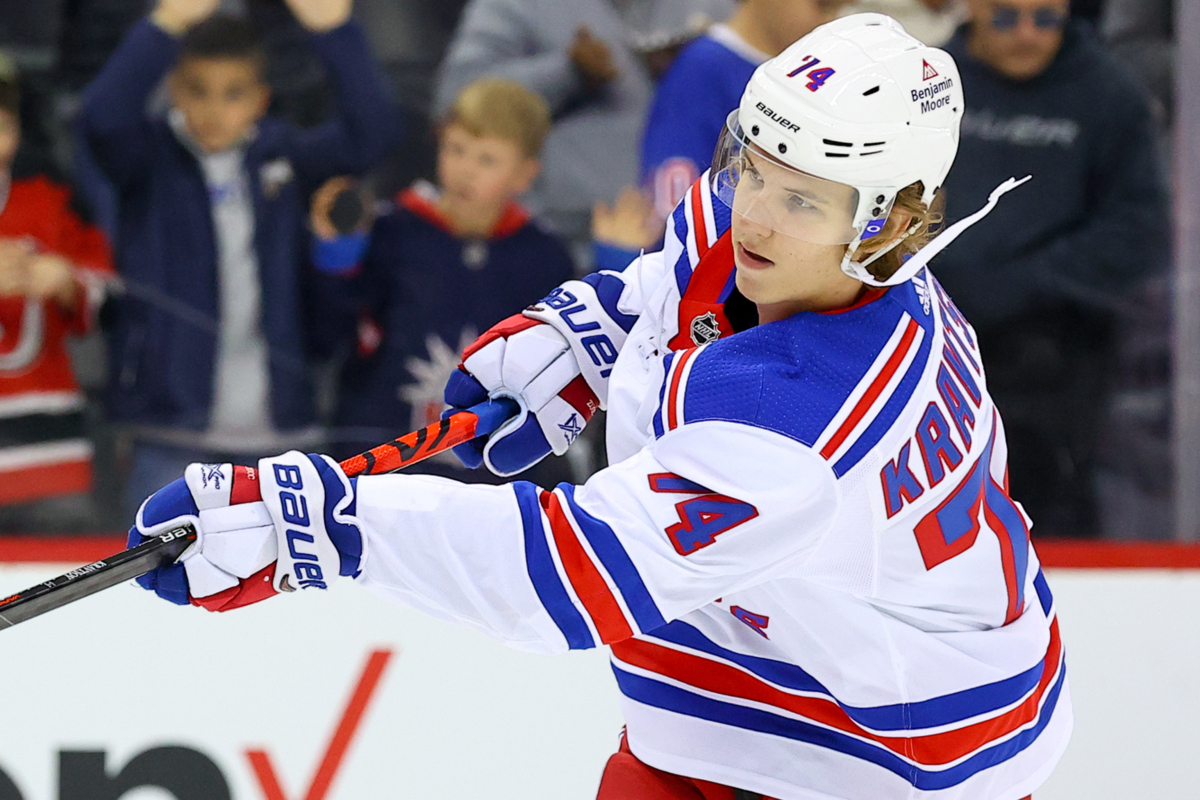 Vancouver Canucks acquire Vitali Kravtsov from Rangers