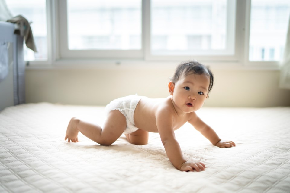 baby-crawling-stock-photo