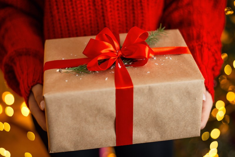 box-gift-christmas-hands-close