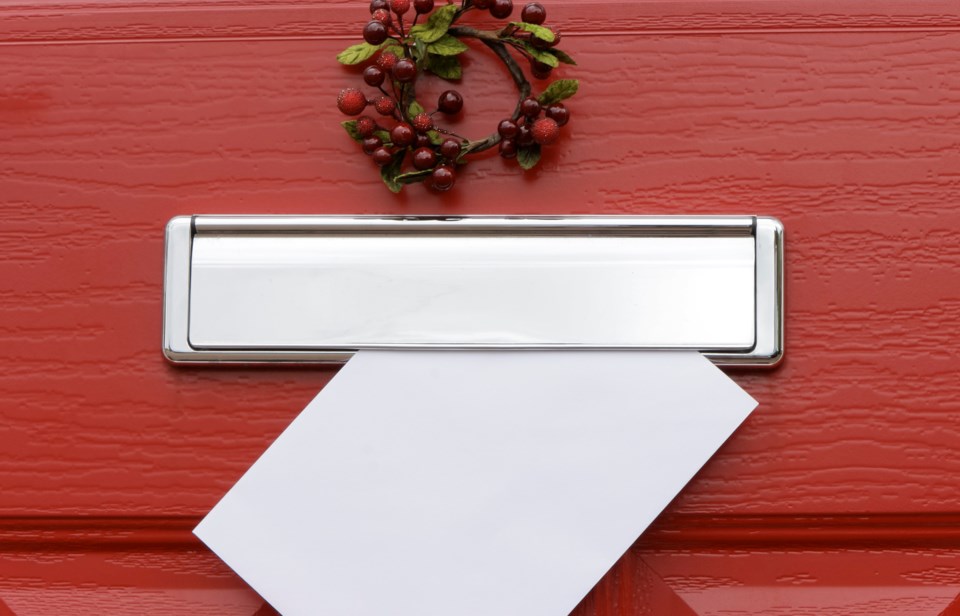 christmas-mail-envelope-door-red
