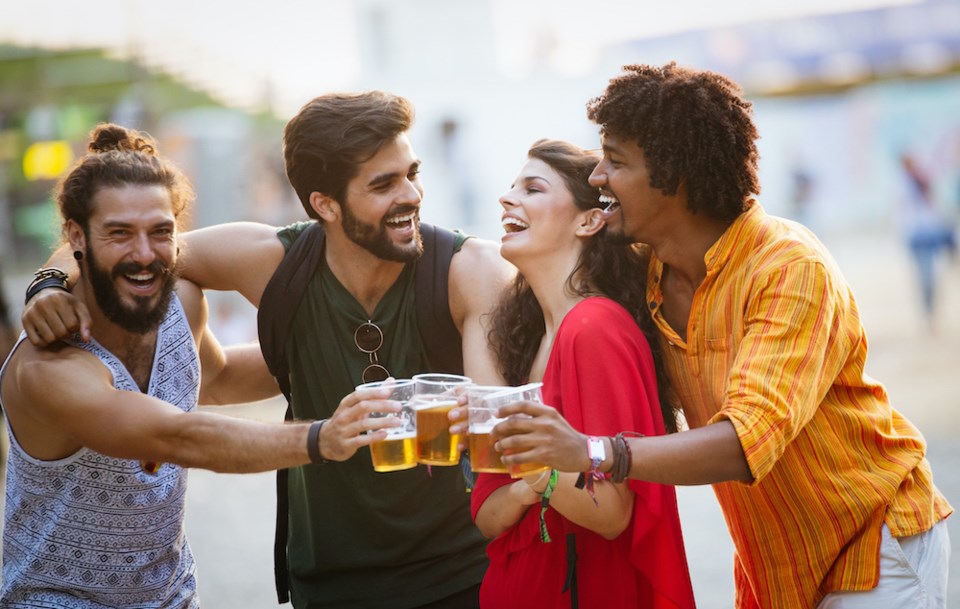 friends-beers-outdoors-festival