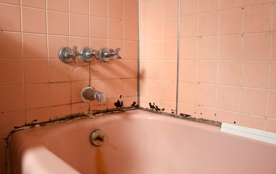 old-bathroom-in-need-of-repair
