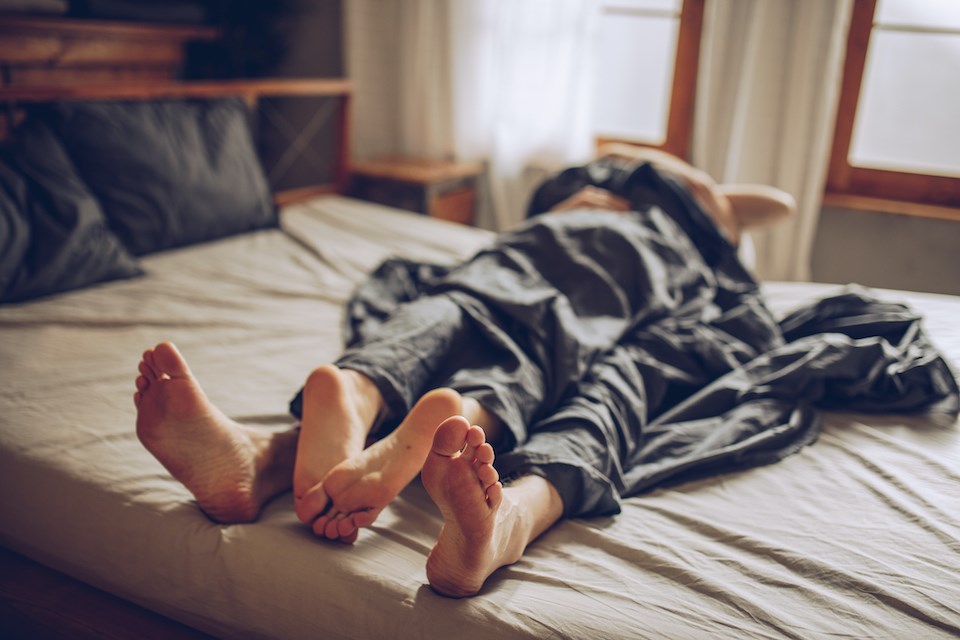 people-bed-feet-out-sheets