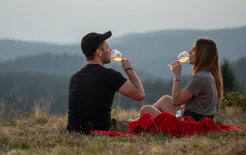 picnic-wine-couple-grass-mountains
