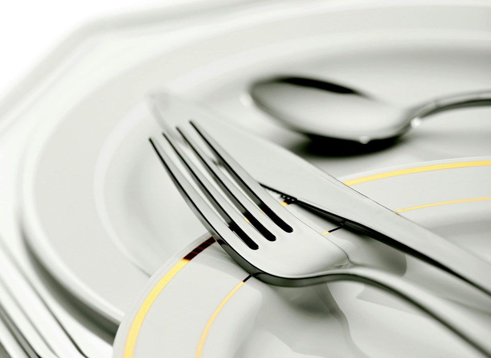 restaurant-table-place-setting-close