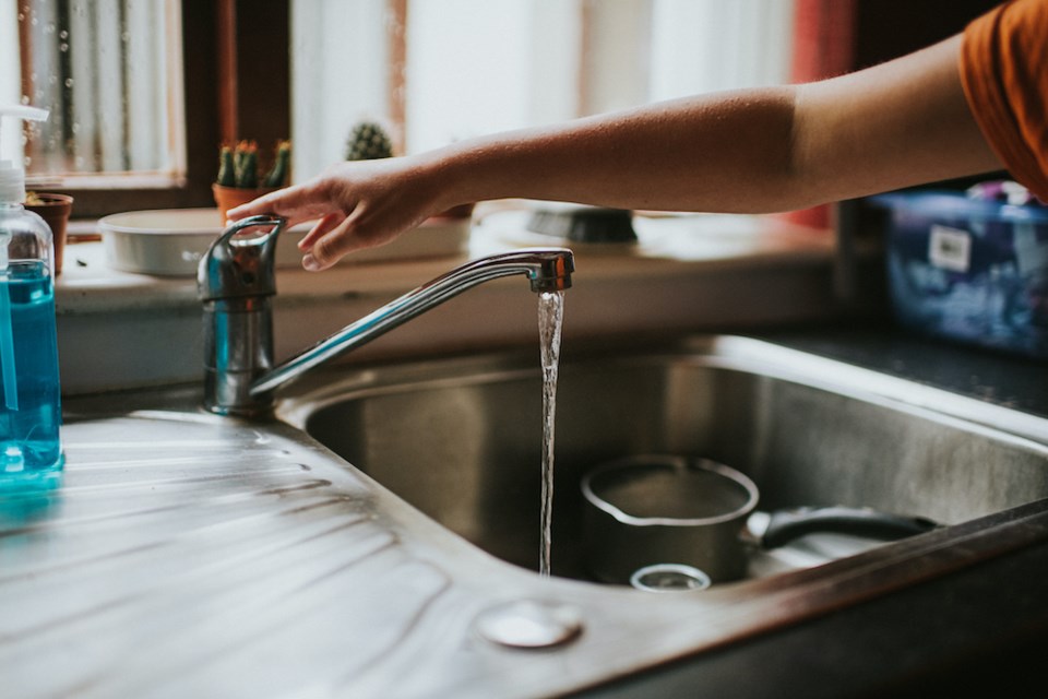 turning-off-faucet-sink-water-conservation
