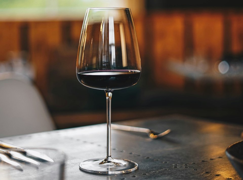 wine-glass-table-restaurant