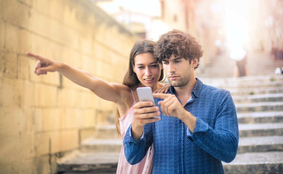 woman-and-man-on-phone-city