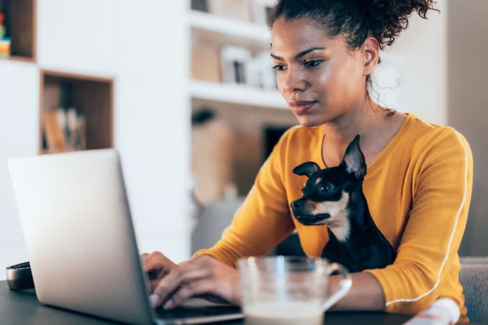 woman-on-computer