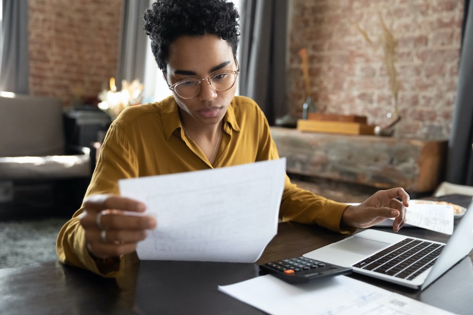 young-woman-budget-finances-working