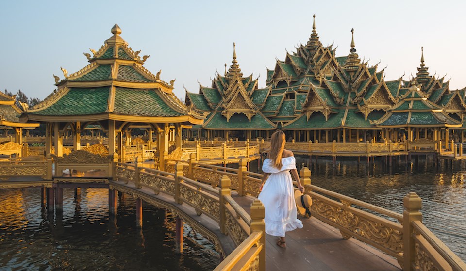 bangkok-temple-woman-white-dress