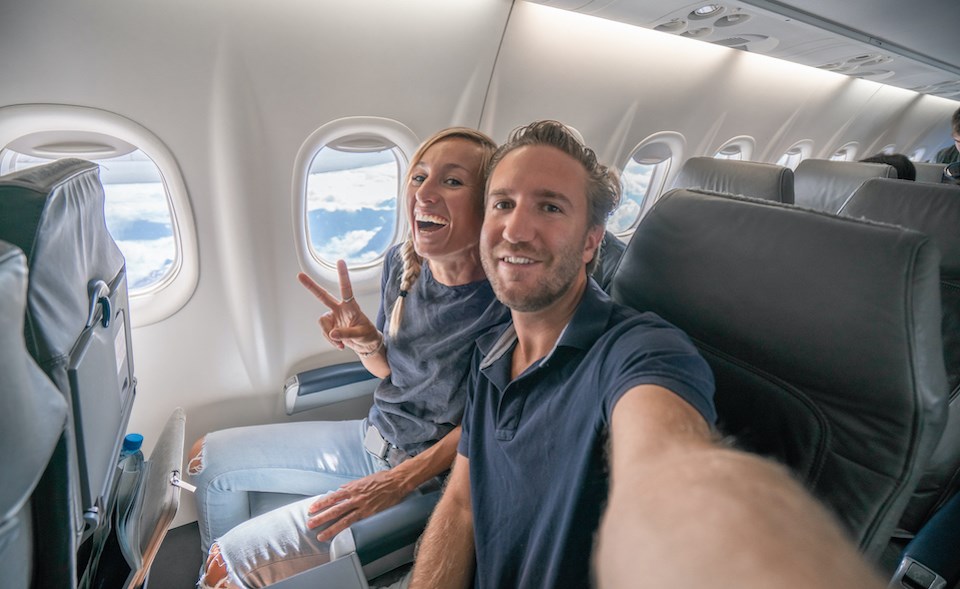 couple-on-plane-taking-selfie