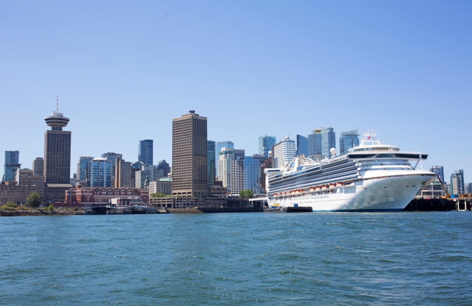 cruise-ship-vancouver-harbour-canada-place-docking